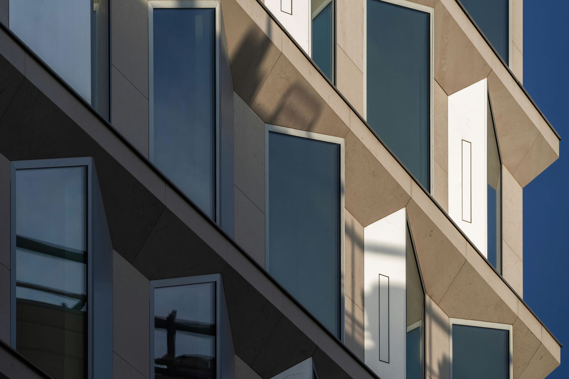 Professionelle Fensterreinigung — Joos Gebäudereinigung Berlin