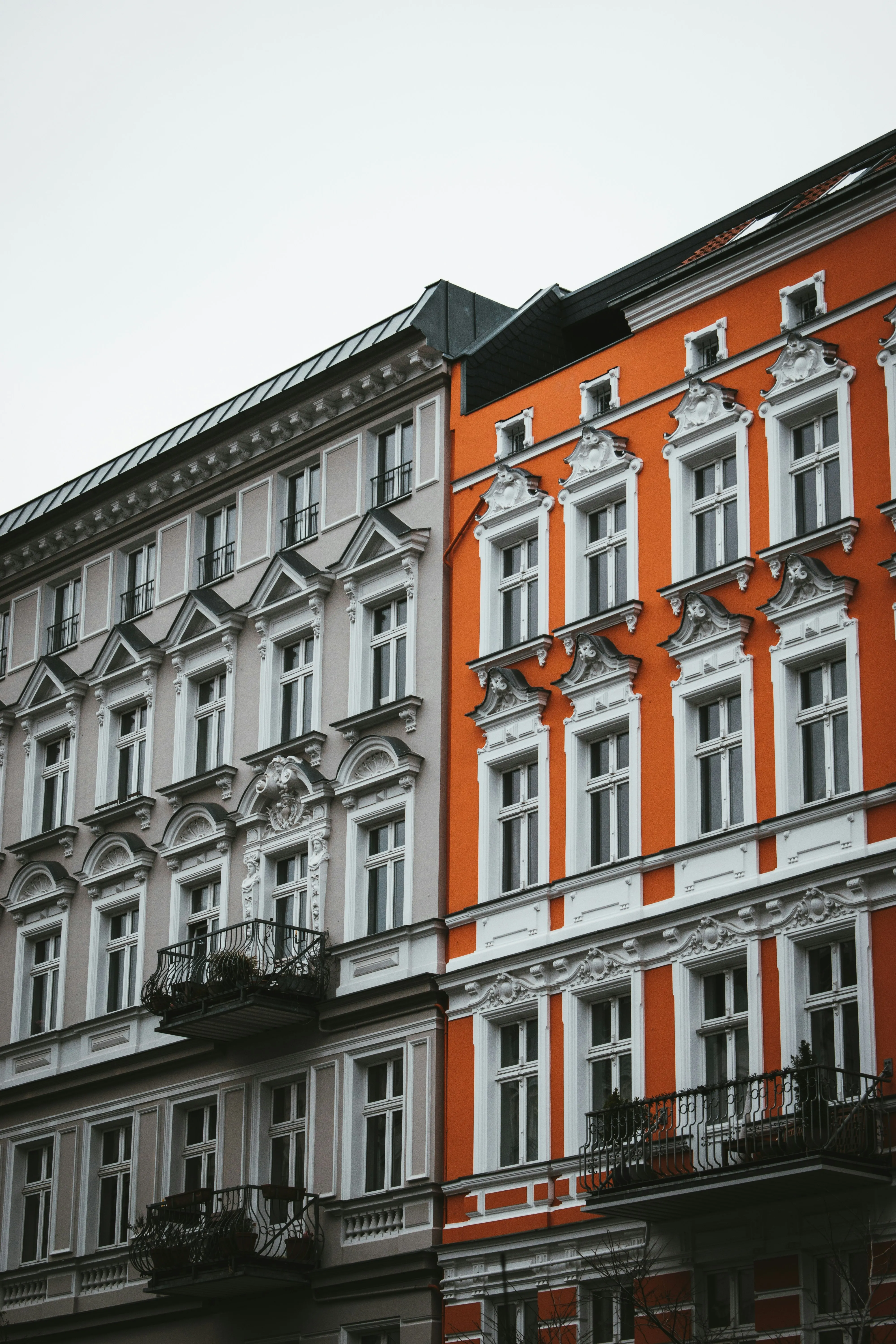 Berliner Gründerzeit-Altbau mit Stuckfassade — typisches Mehrfamilienhaus für Hausverwaltungen und WEG