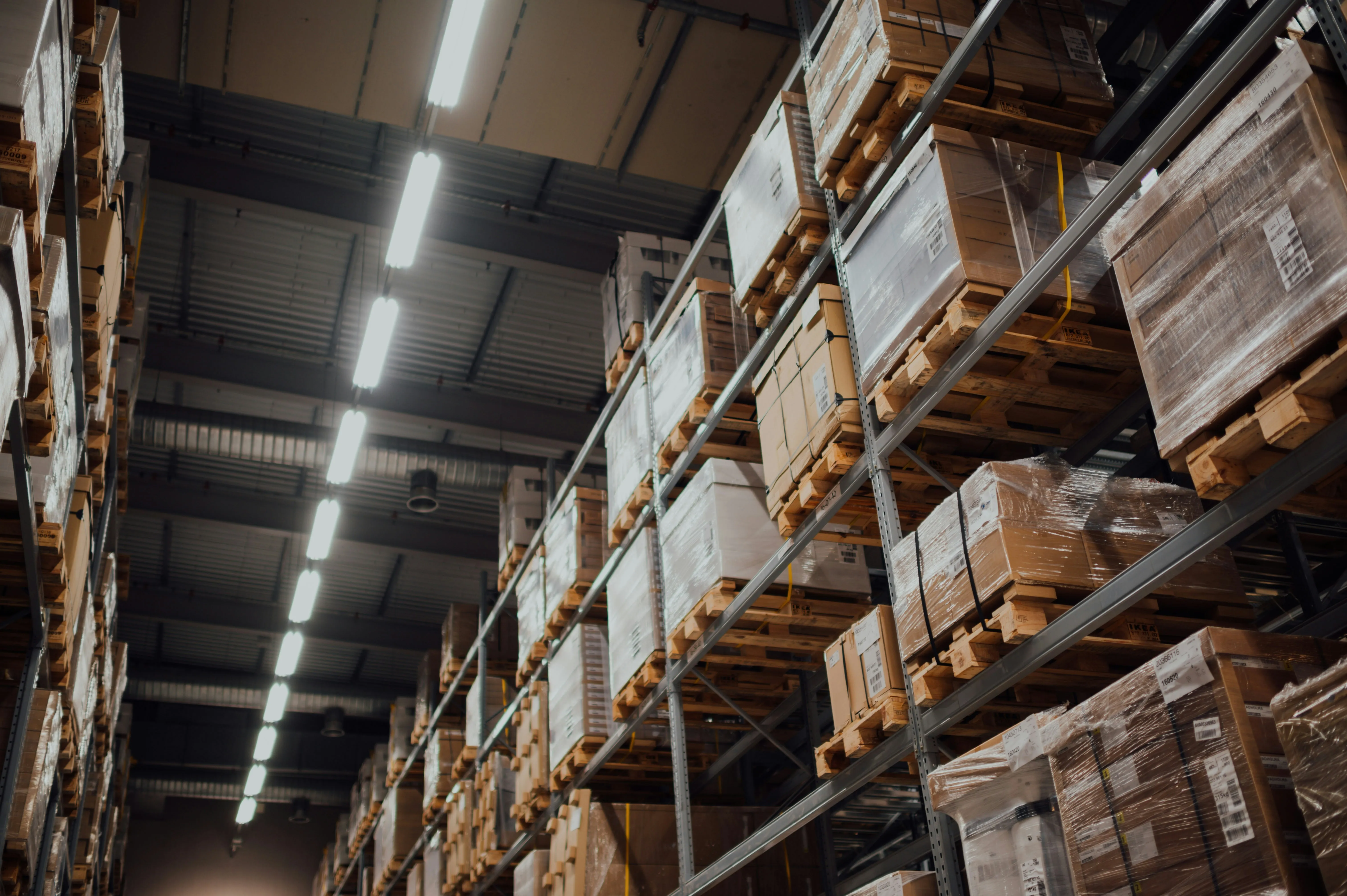 Hochregallager mit Paletten und langem Beleuchtungsband — typische Logistikfläche für Industriereinigung unter laufendem Betrieb