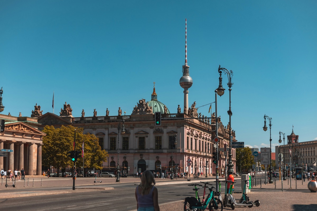 Berliner Stadtbild mit Fernsehturm und historischen Gebäuden